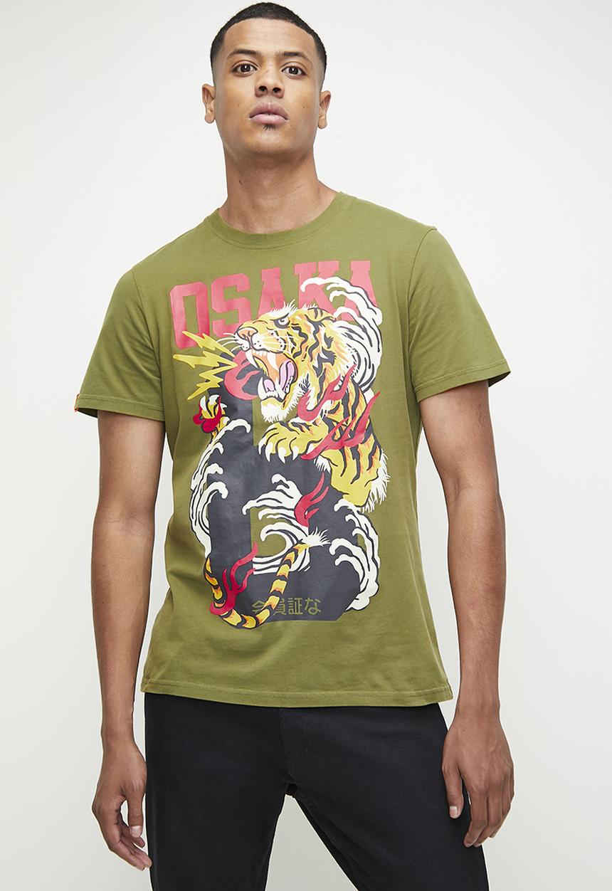 Osaka 6 narrative stnd tee - khaki olive