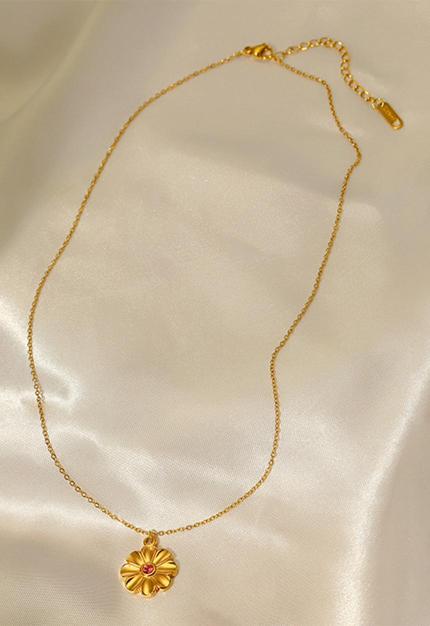 Zoe on Trend - Pretty flower pendant necklace - gold