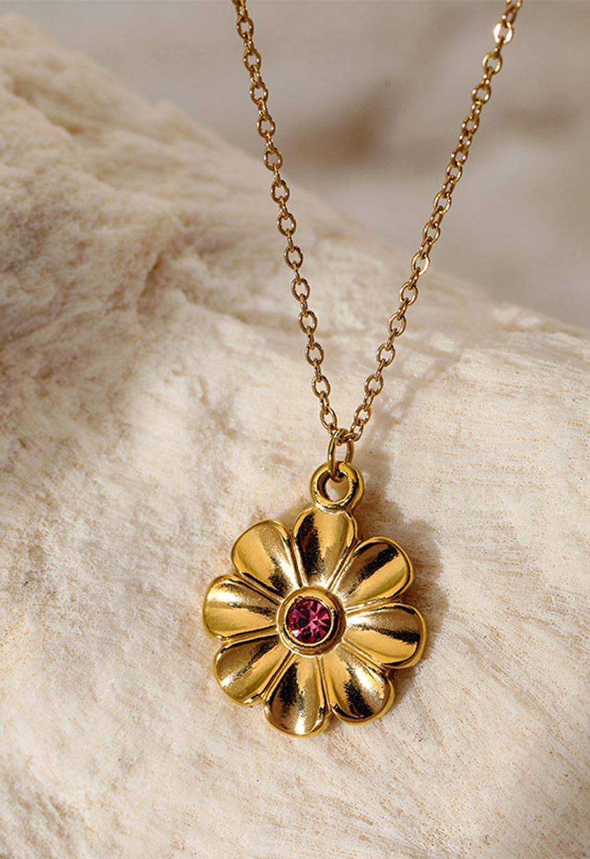 Zoe on Trend - Pretty flower pendant necklace - gold