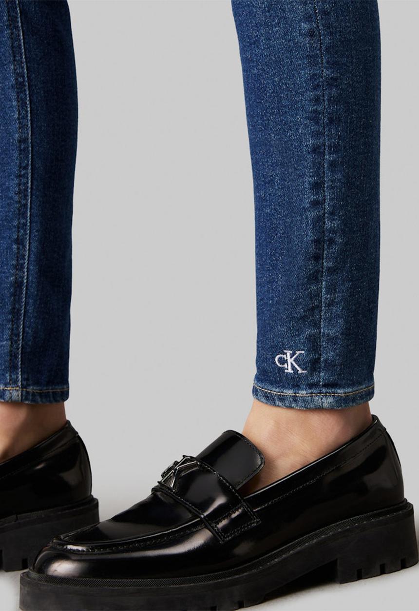 Calvin Klein - High Rise Super Skinny Ankle - Fa24J 051 Mid Blue Embro Hem