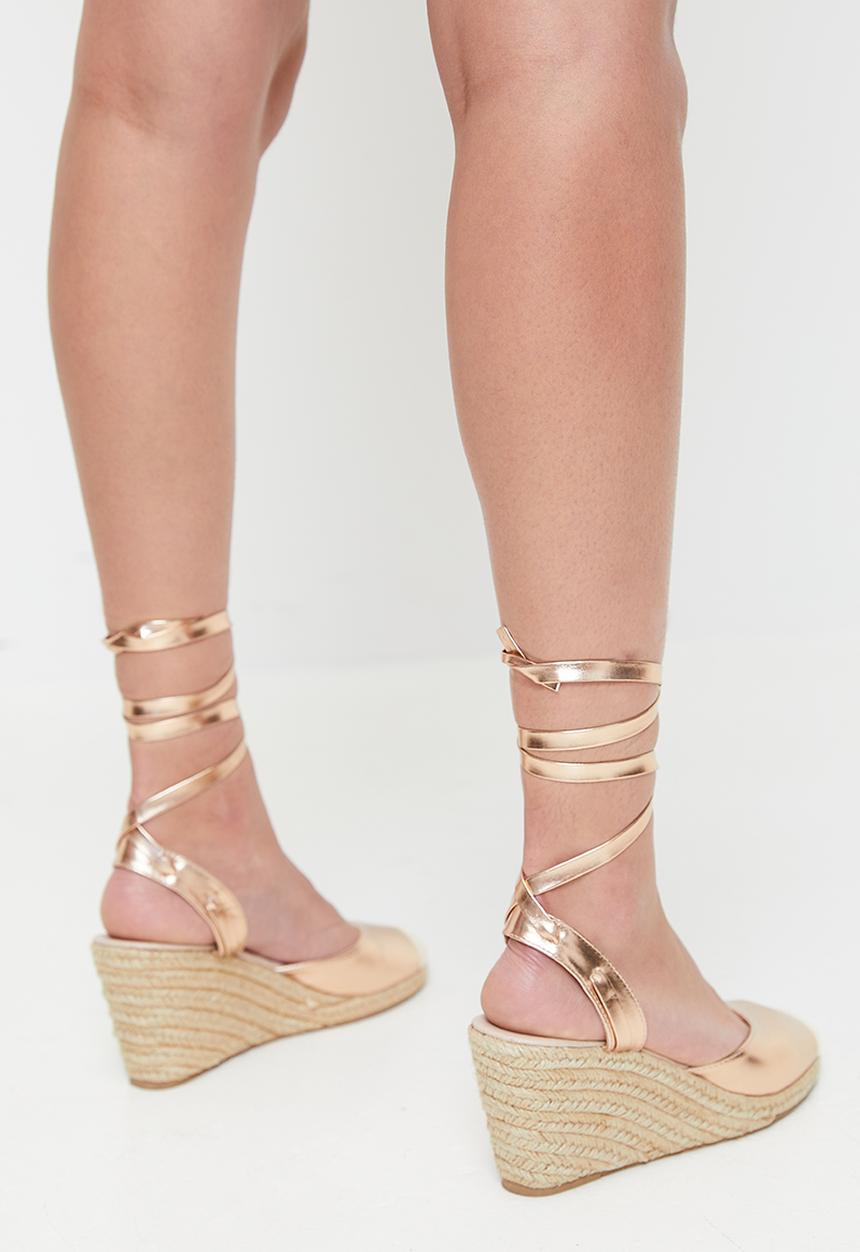 boohoo - Wide Fit Lace Up Espadrille Wedges - Rose Yellow