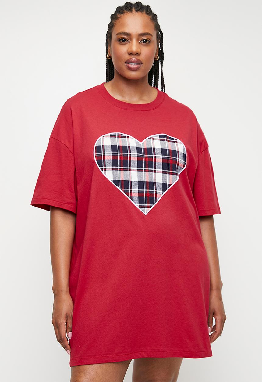 Cotton On - Plus 90S Graphic T-Shirt Nightie - Warm Cherry/Gingham Heart