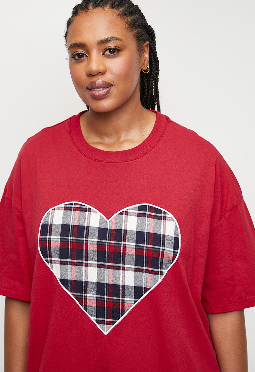 Cotton On - Plus 90S Graphic T-Shirt Nightie - Warm Cherry/Gingham Heart