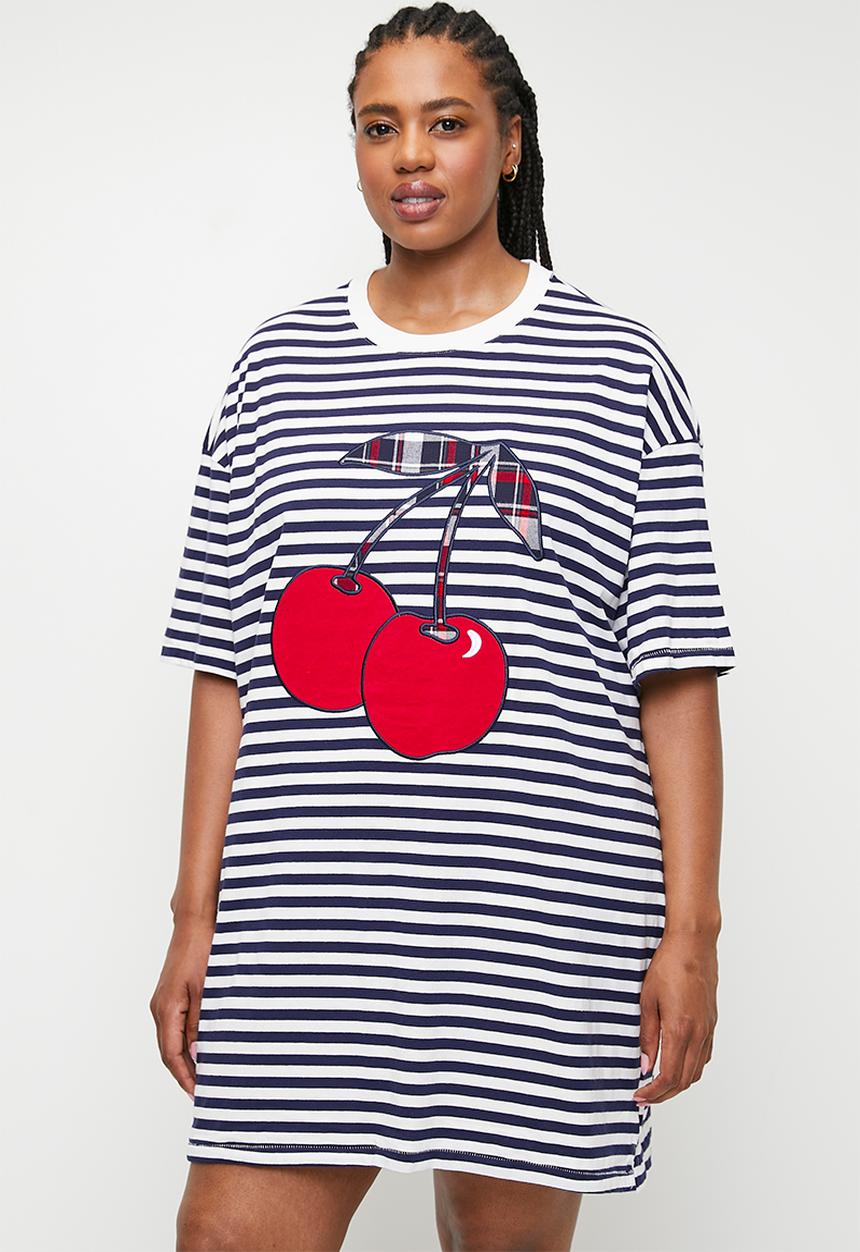 Cotton On - Plus 90S Graphic T-Shirt Nightie - Navy Vision/Coconut Milk Cherry
