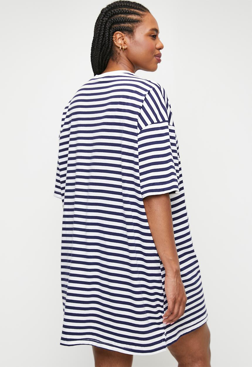 Cotton On - Plus 90S Graphic T-Shirt Nightie - Navy Vision/Coconut Milk Cherry