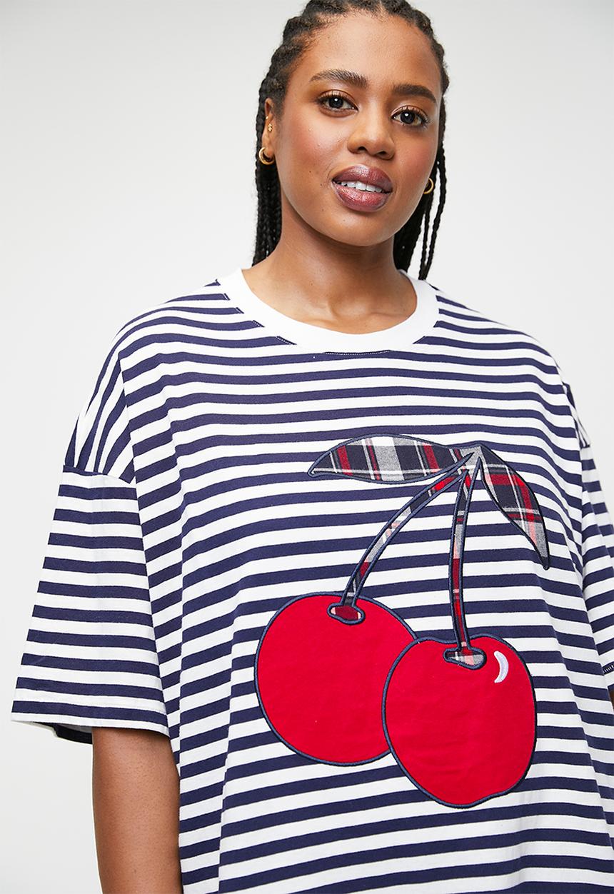 Cotton On - Plus 90S Graphic T-Shirt Nightie - Navy Vision/Coconut Milk Cherry