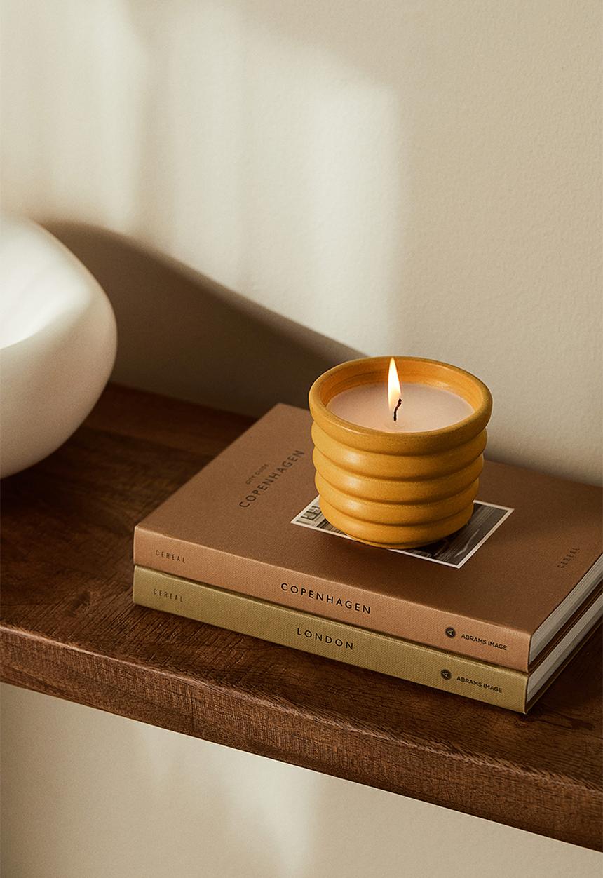 H&M - Scented candle in a stoneware holder - yellow/yuzu blossom 