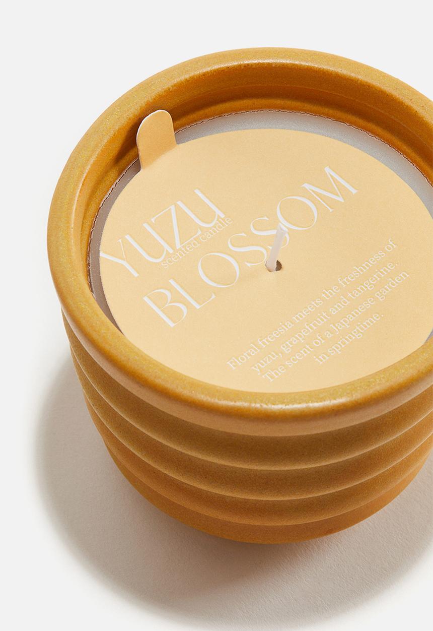 H&M - Scented candle in a stoneware holder - yellow/yuzu blossom 