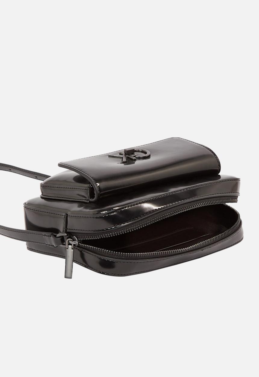 Calvin Klein - Re-lock camera bag_shiny - ck black