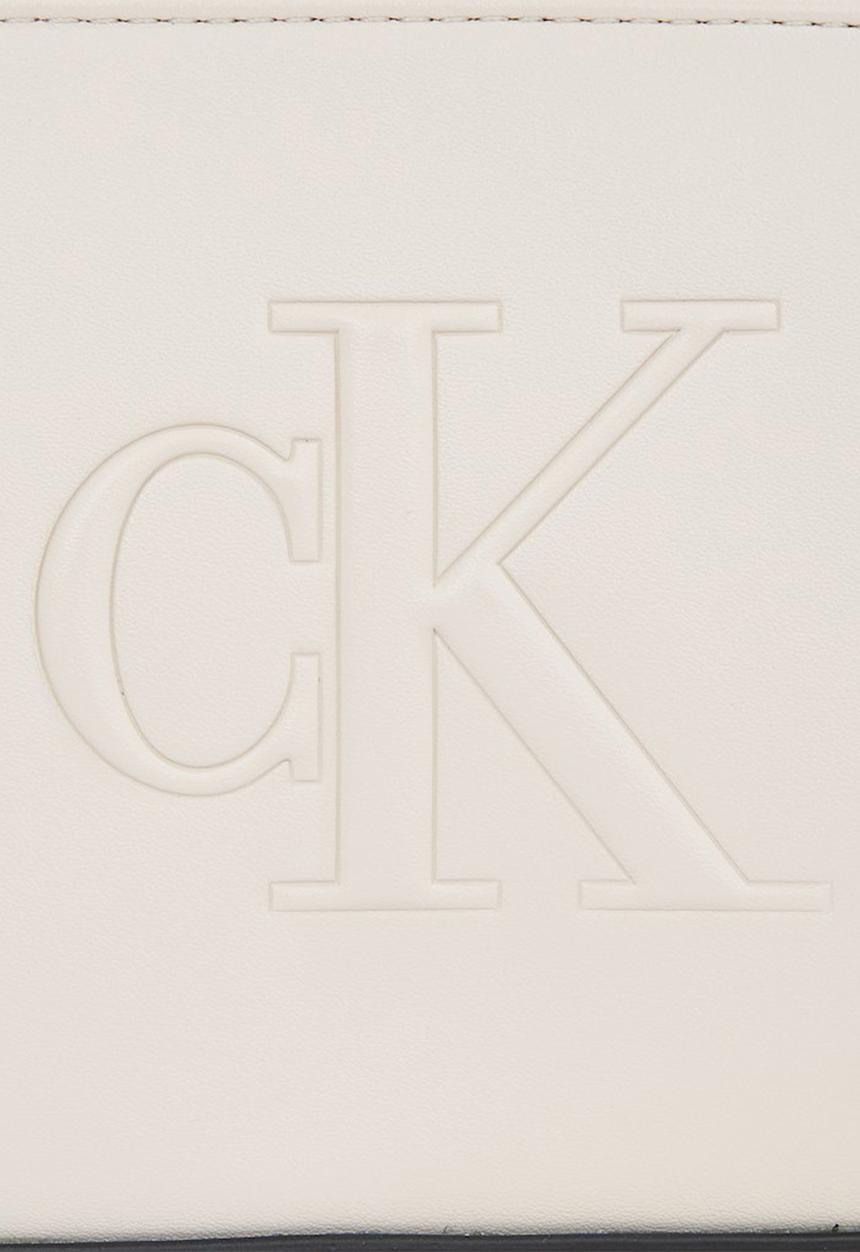 Calvin Klein - Sculpted shoulder pouch25 deboss - beige