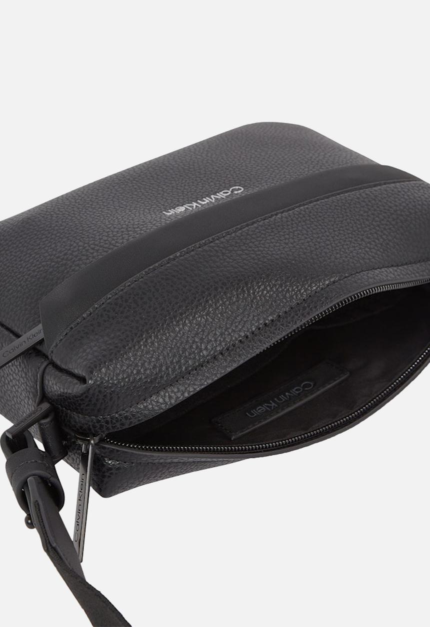 Calvin Klein - Ck Must Camera Bag - Ck Black Pebble