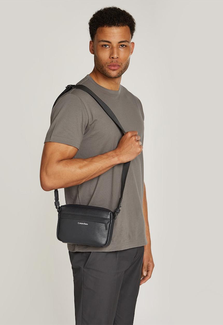 Calvin Klein - Ck Must Camera Bag - Ck Black Pebble