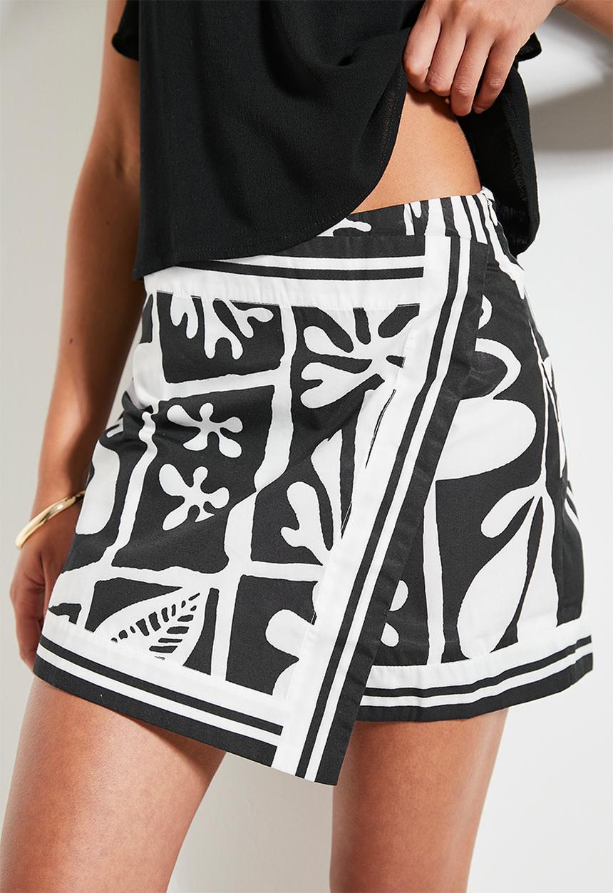 Superbalist - Border wrap mini skort - black potato print