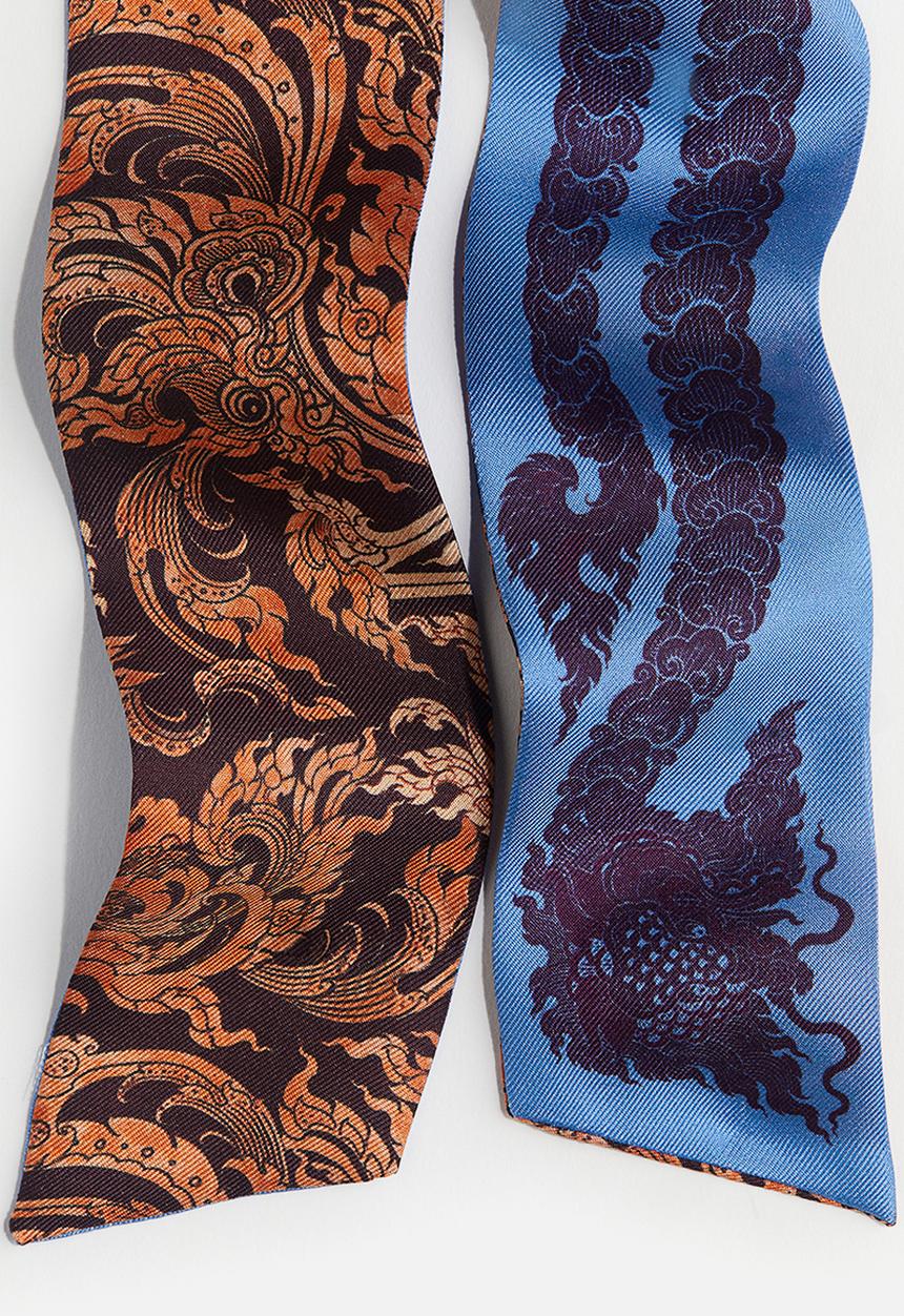 H&M - THE WHITE LOTUS H&M - Narrow silk scarf - dark purple patterned