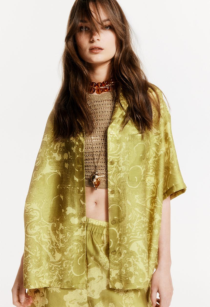H&M - THE WHITE LOTUS H&M - Patterned resort shirt - yellow-green patterned 