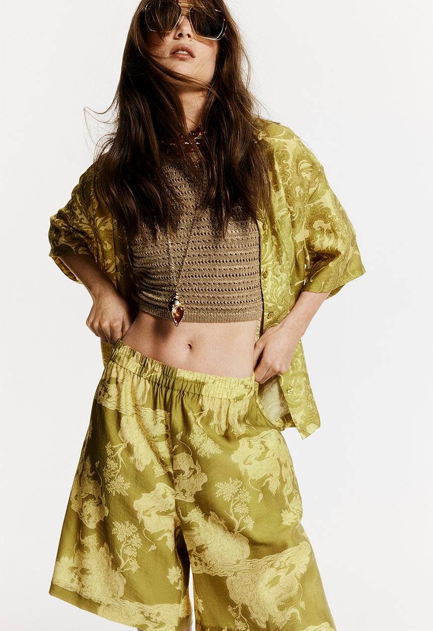 H&M - THE WHITE LOTUS H&M - Patterned knee-length shorts - yellow-green 