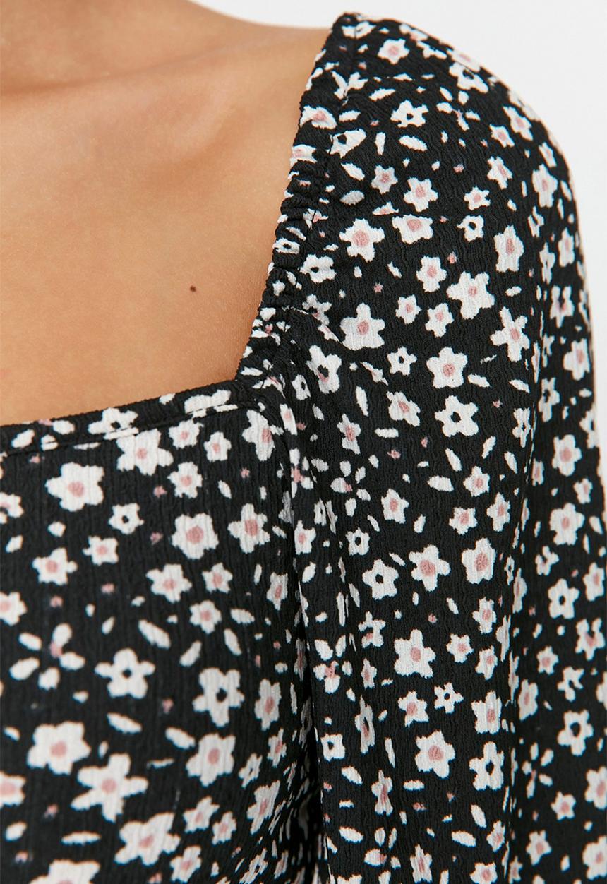 Trendyol - Fitted blouse - black floral print