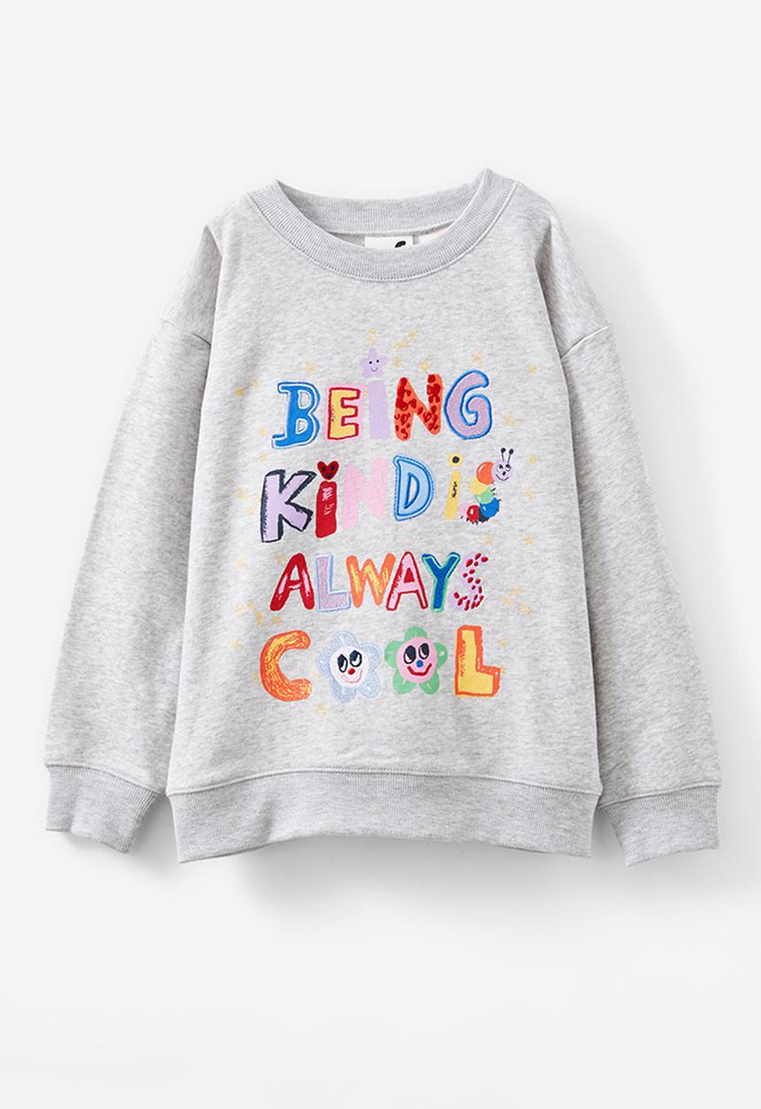 Cotton On - License dusty fleece crew neck - lcn isc be kind/cloud marle