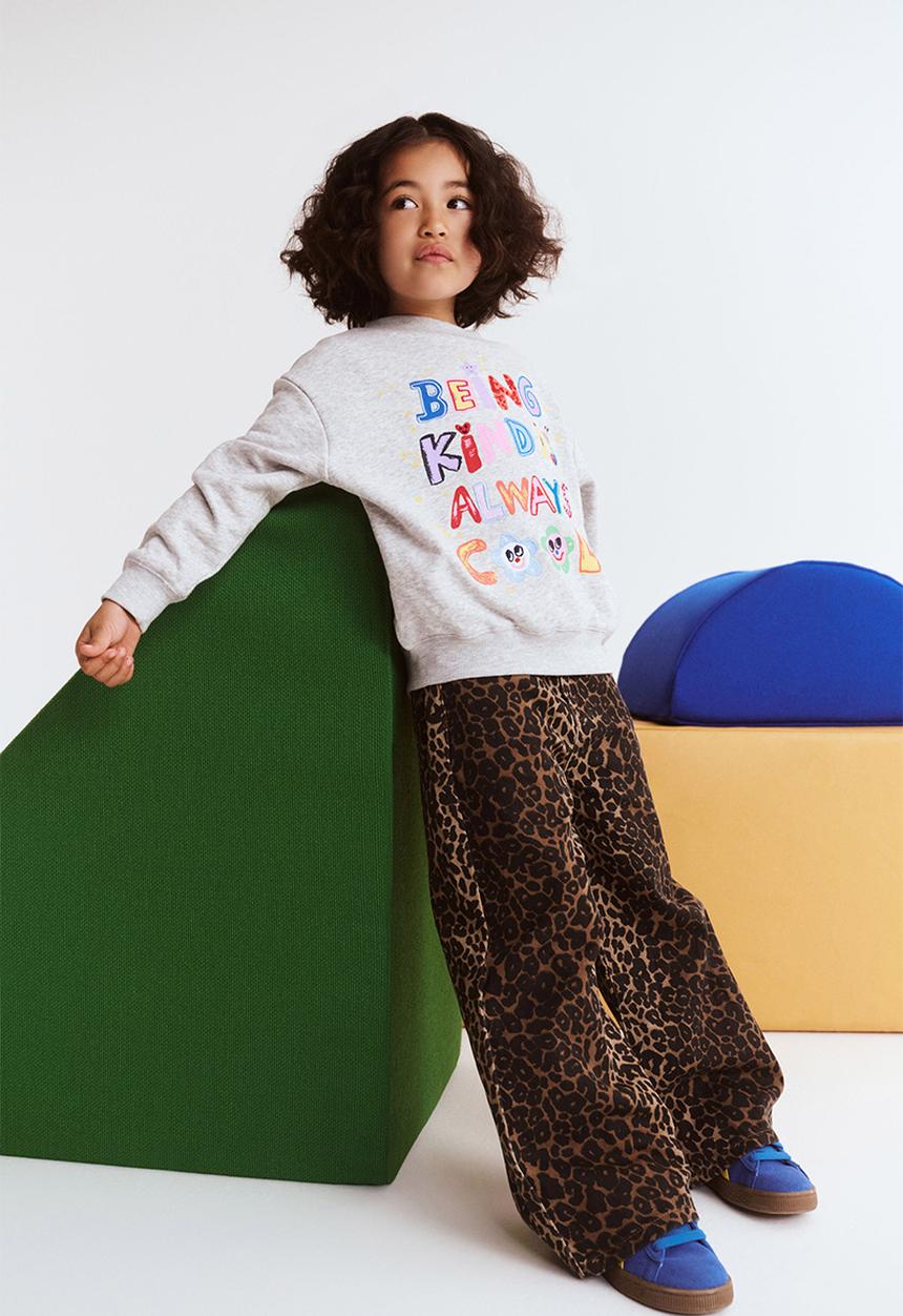 Cotton On - License dusty fleece crew neck - lcn isc be kind/cloud marle