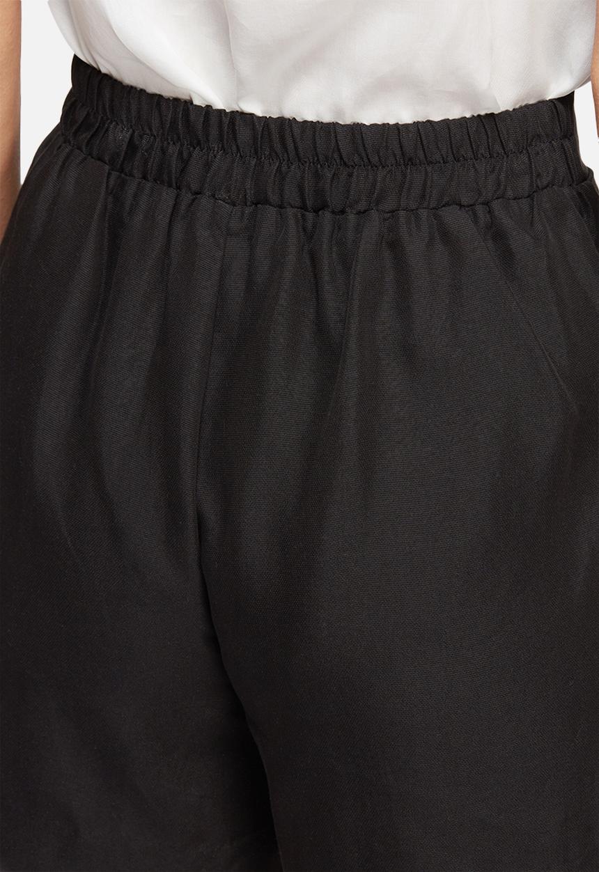 Vero Moda - Lala tailored shorts