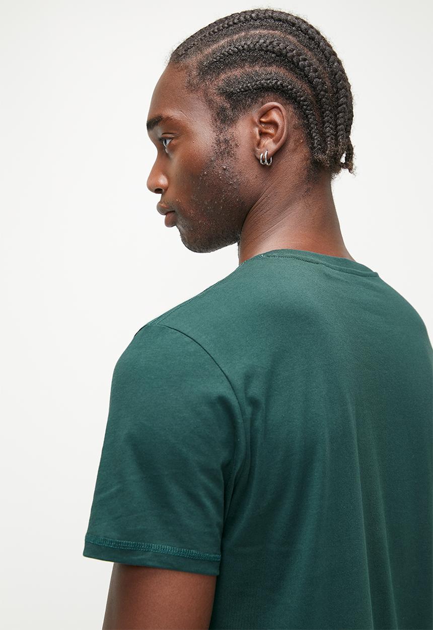 GUESS - SS CN GUESS EMBLEM TEE - DARK JADE