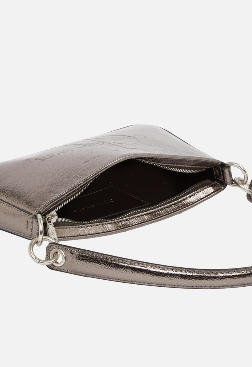 Calvin Klein - Sculpted shoulder pouch tum-gunmetal