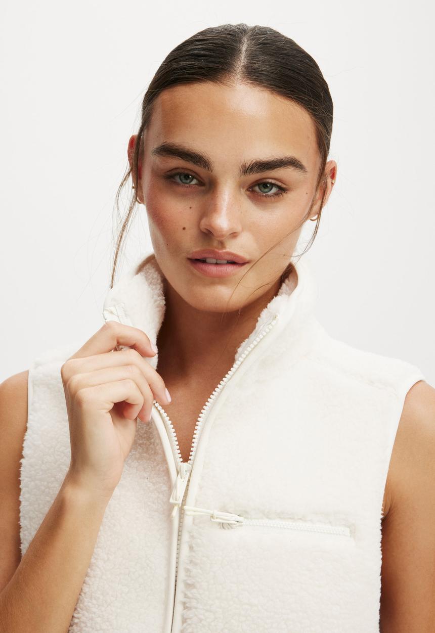 Cotton On - Peak Sherpa Vest - Coconut Milk