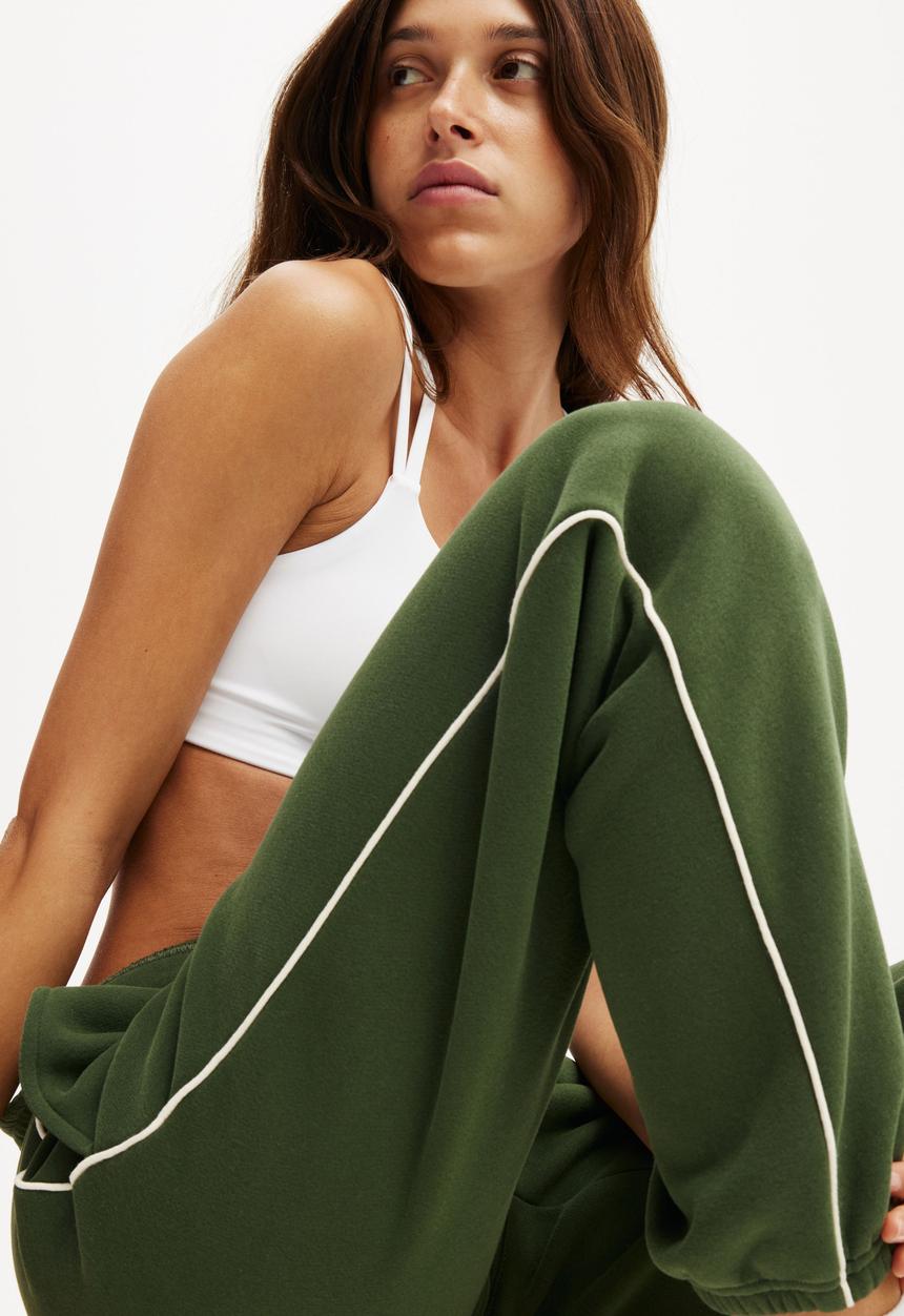 Cotton On - Plush Essential Gym Sweatpant - Forest Green/Coconut Milk