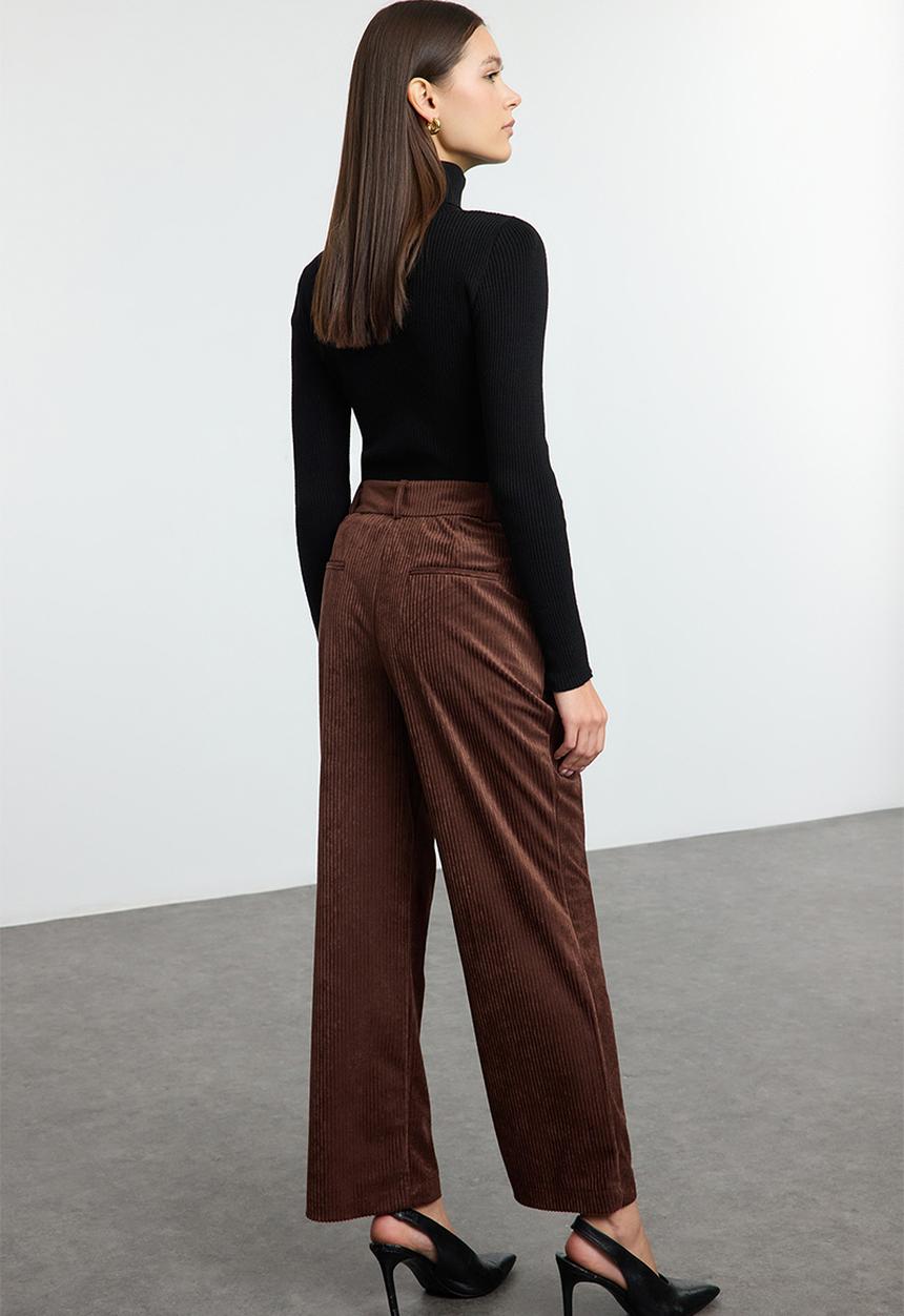 Trendyol - Velvet carrot woven trousers - brown 