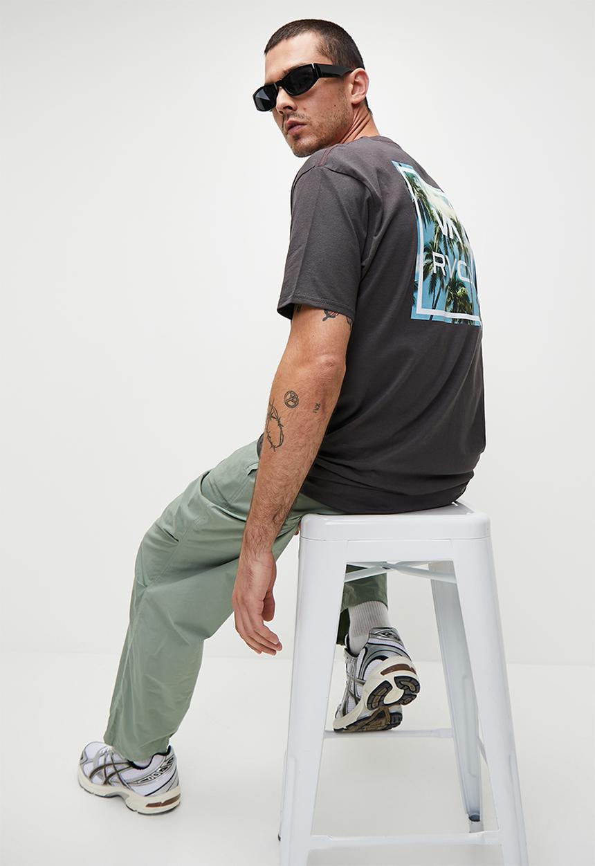 RVCA - Va all the way short sleeve red stitch - pirate black