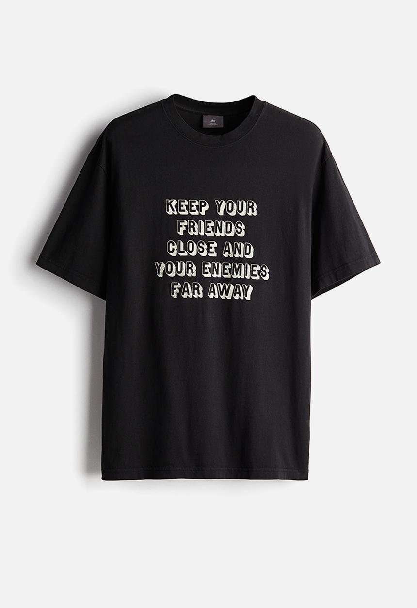 H&M - Loose fit printed t-shirt - black & keep your friends close