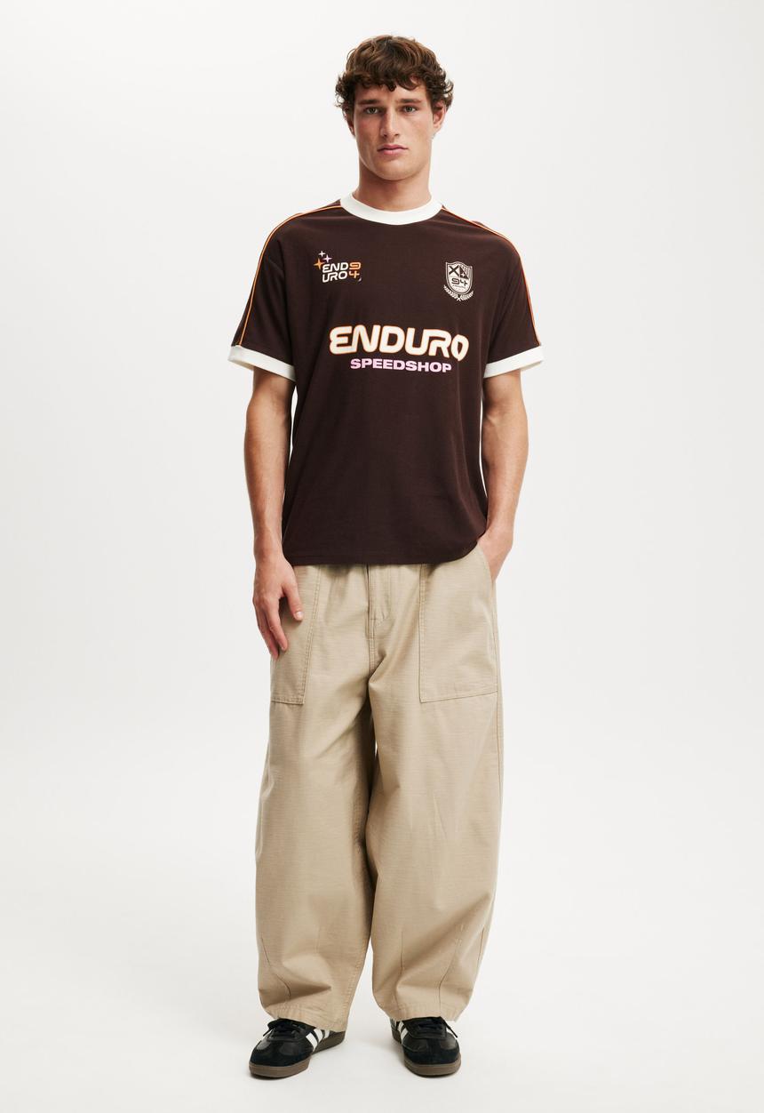 Cotton On - Premium Loose Fit Art T-shirt - Washed Chocolate/Vintage White/Enduro