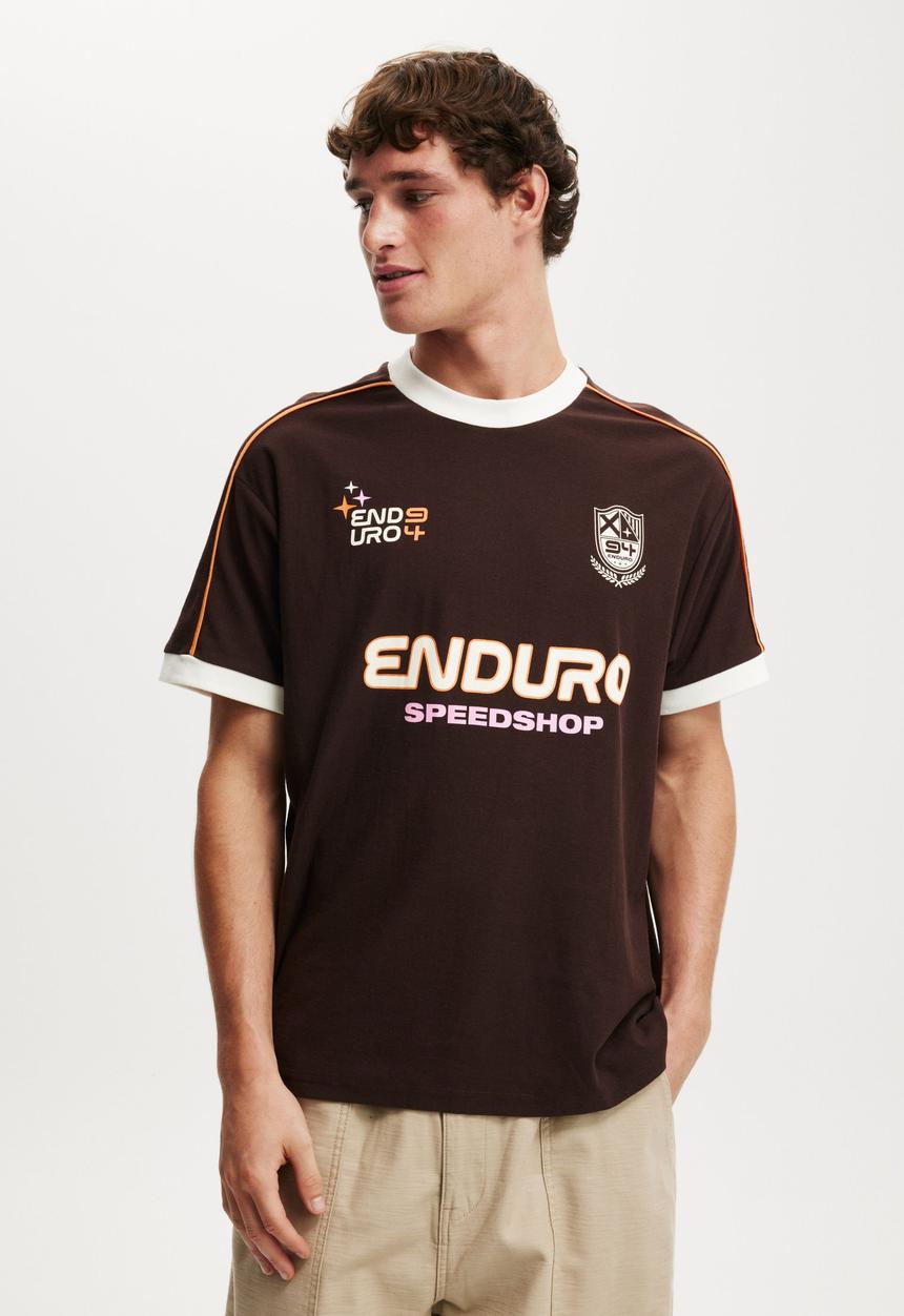 Cotton On - Premium Loose Fit Art T-shirt - Washed Chocolate/Vintage White/Enduro