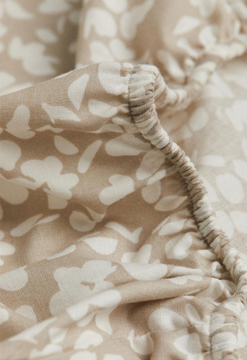 H&M - Patterned cotton fitted sheet - beige/floral 