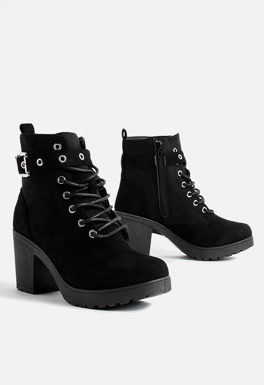 boohoo - Faux suede buckle lace up chunky hiker boots - black