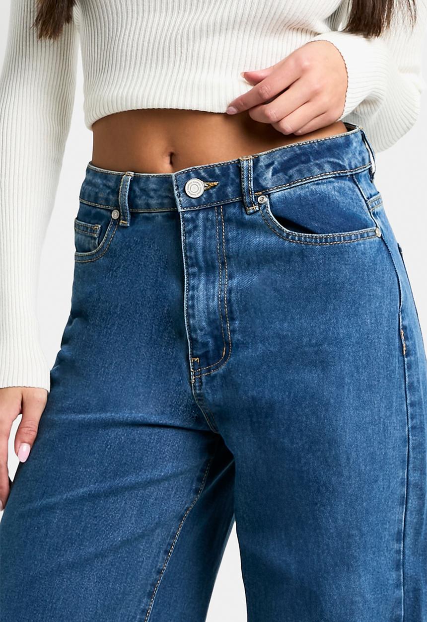 boohoo - Basics 30 Inch Leg Baggy Boyfriend Jeans - Mid Blue