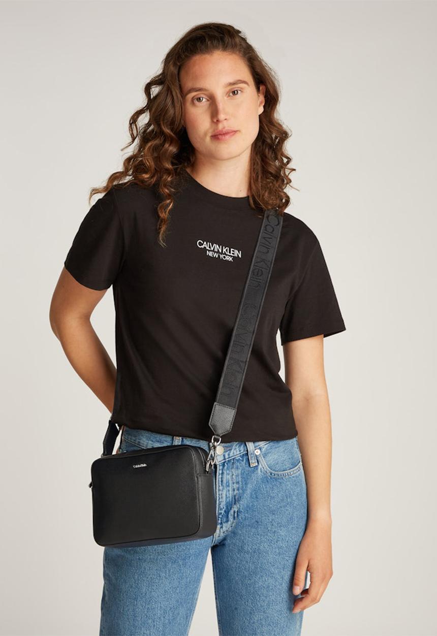 Calvin Klein - Ck must small camera bag caviar - pvh black