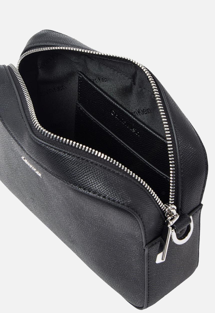 Calvin Klein - Ck must small camera bag caviar - pvh black