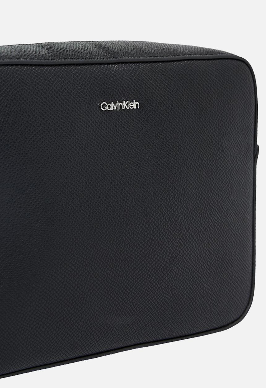 Calvin Klein - Ck must small camera bag caviar - pvh black