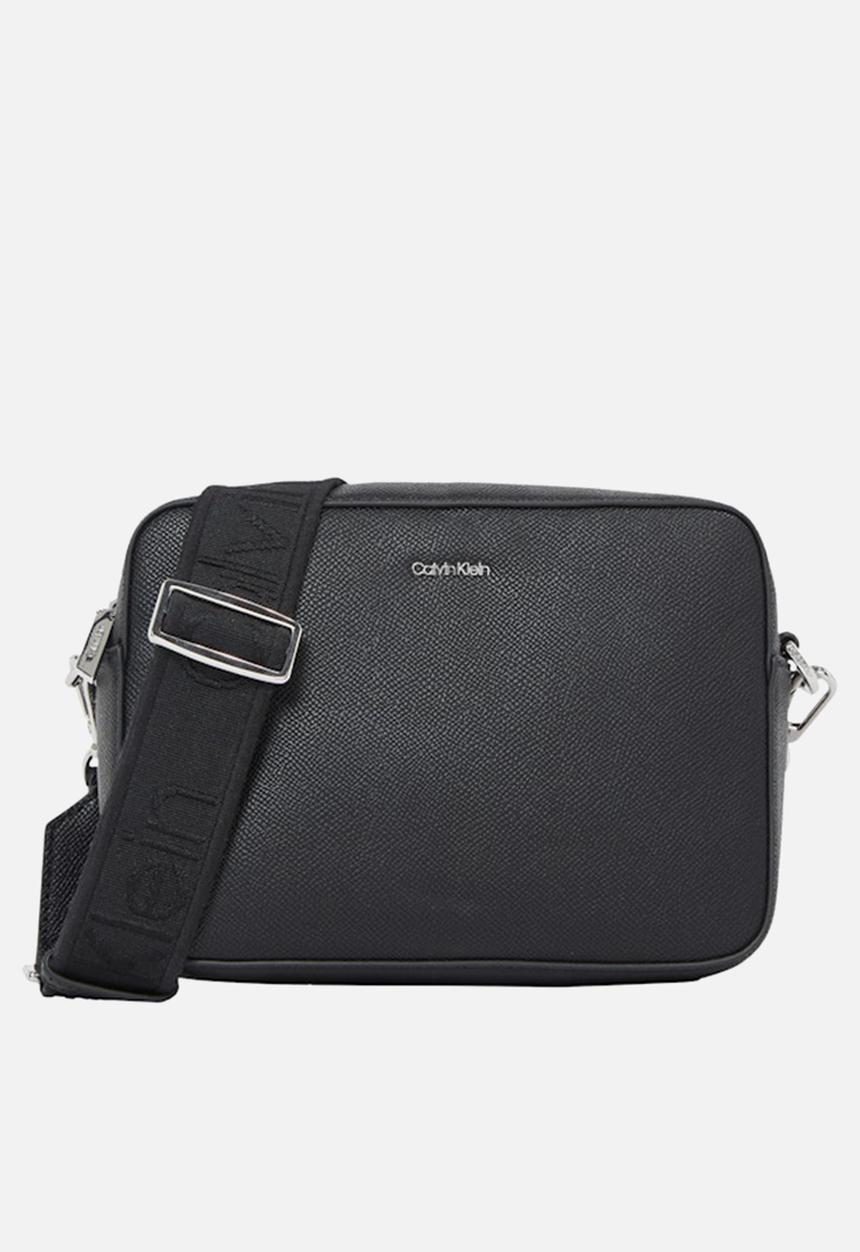 Calvin Klein - Ck must small camera bag caviar - pvh black