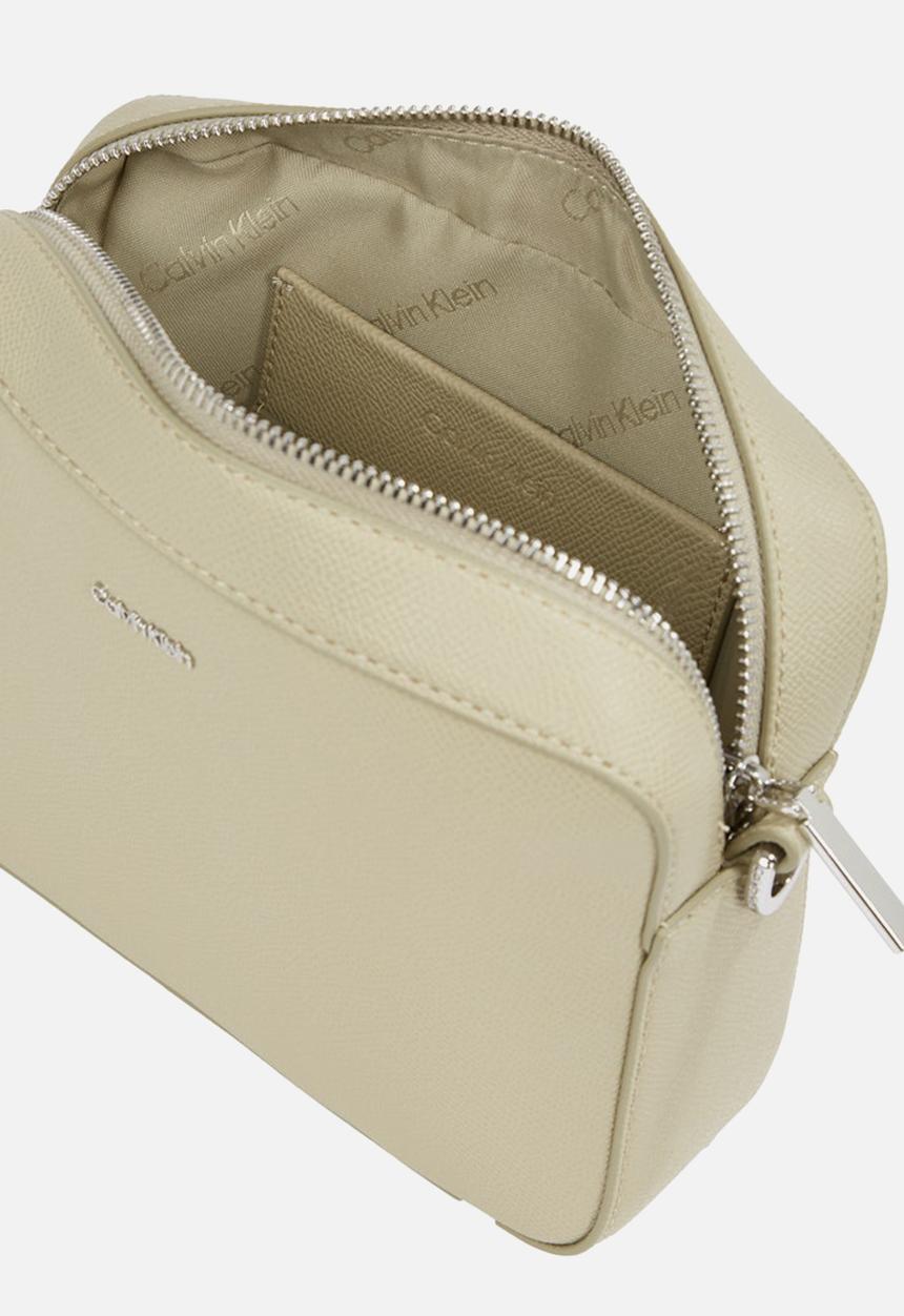 Calvin Klein - Ck must small camera bag caviar - eucalyptus