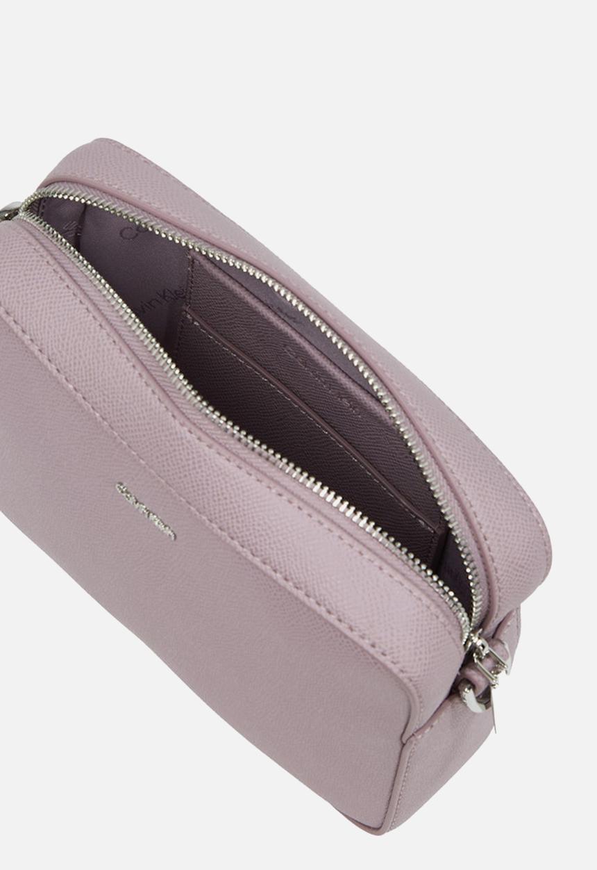 Calvin Klein - Ck must small camera bag caviar - sea fog