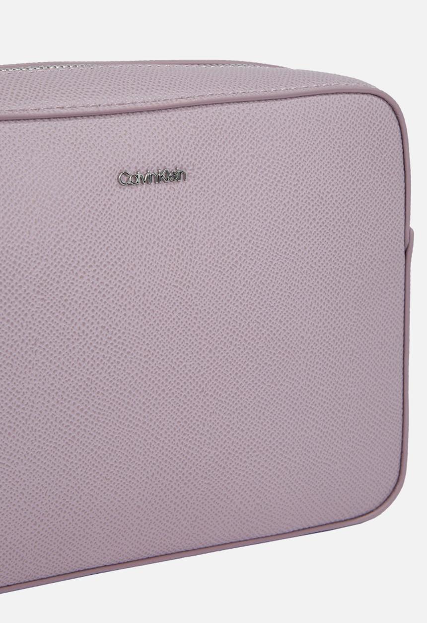 Calvin Klein - Ck must small camera bag caviar - sea fog