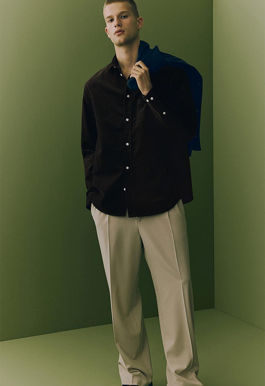 H&M - Regular fit corduroy shirt - dark brown 