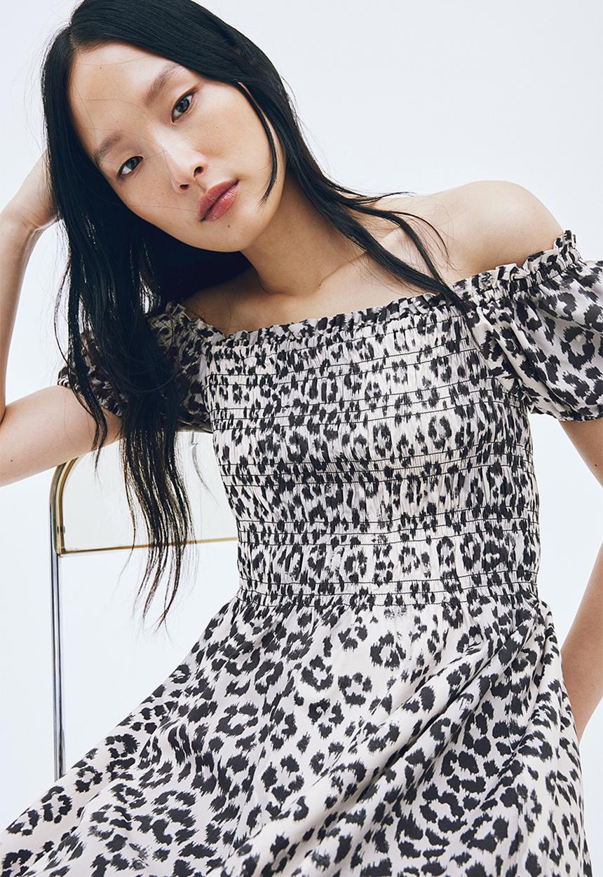 H&M - Smocked off-the-shoulder dress - light grey leopard print 