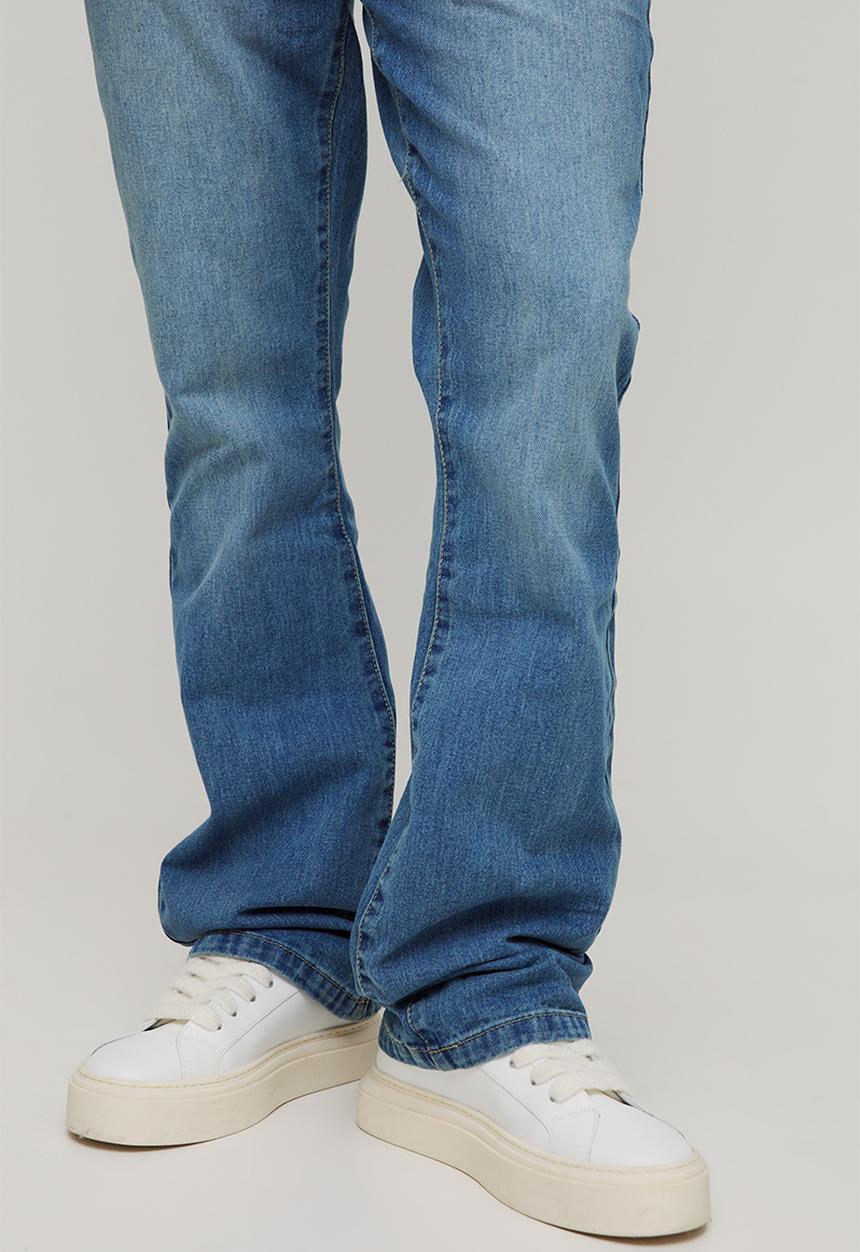 boohooMAN - Slim Rigid Flare Jean - Mid Blue