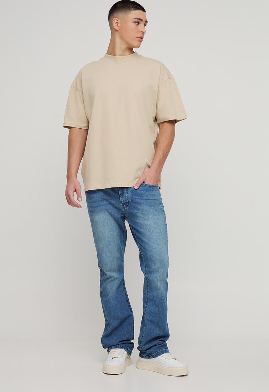 boohooMAN - Slim Rigid Flare Jean - Mid Blue