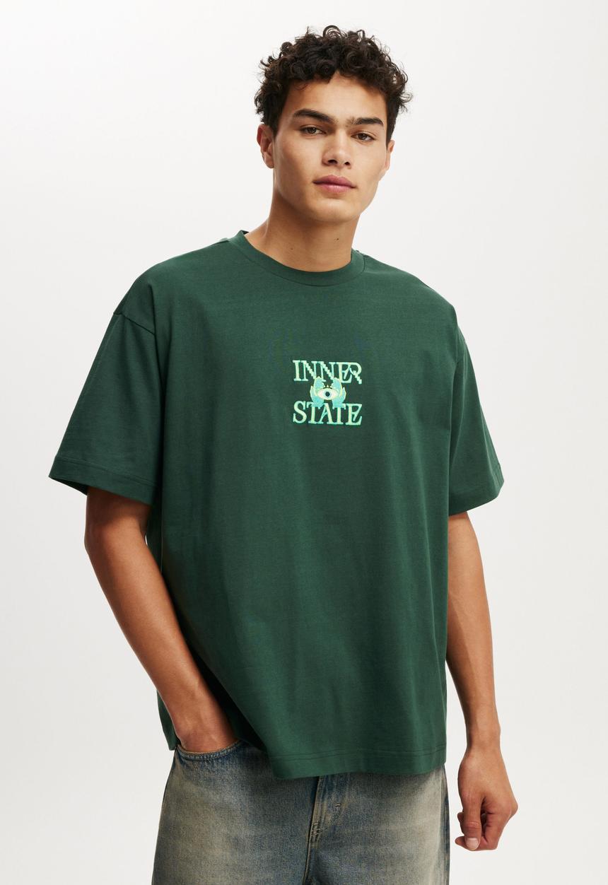 Cotton On - Box Fit Graphic T-Shirt - Pineneedle Green/Inner State