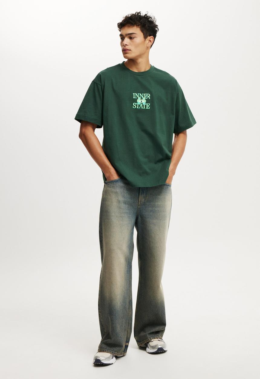 Cotton On - Box Fit Graphic T-Shirt - Pineneedle Green/Inner State