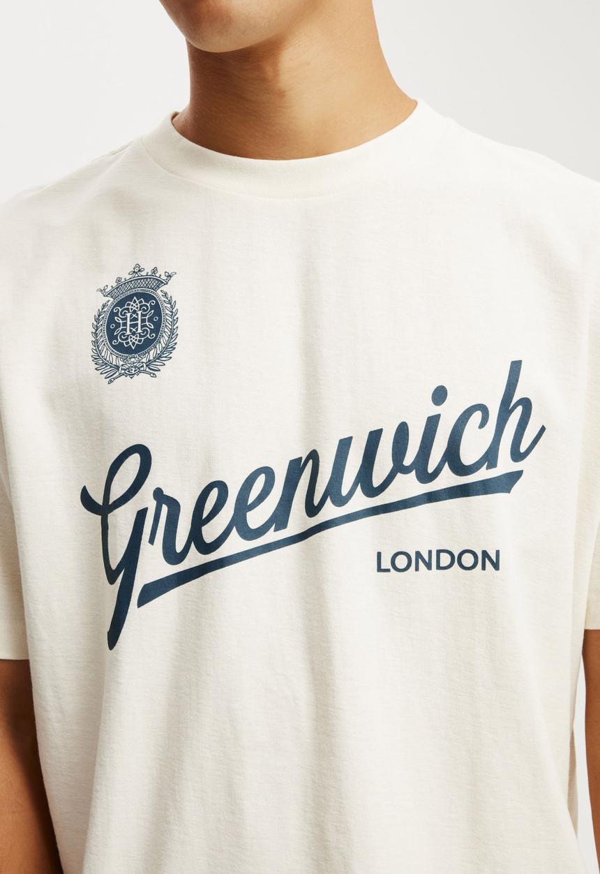 Cotton On - Cropped Fit Graphic T-Shirt - Creampuff/Greenwich Ldn